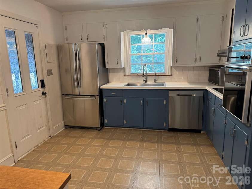 6233 Donna Drive, Charlotte, NC 28213.  MLS# CAR4413001, YatesRealty ID 42793. 