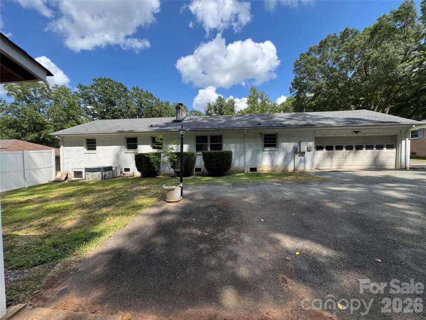 6233 Donna Drive, Charlotte, NC 28213.  MLS# CAR4413001, YatesRealty ID 42793. 