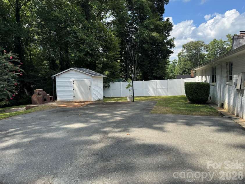 6233 Donna Drive, Charlotte, NC 28213.  MLS# CAR4413001, YatesRealty ID 42793. 