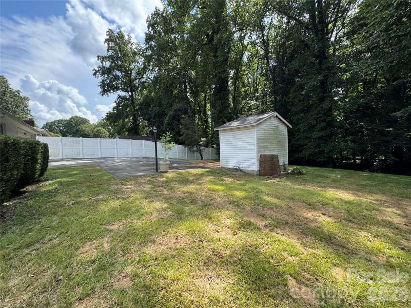 6233 Donna Drive, Charlotte, NC 28213.  MLS# CAR4413001, YatesRealty ID 42793. 