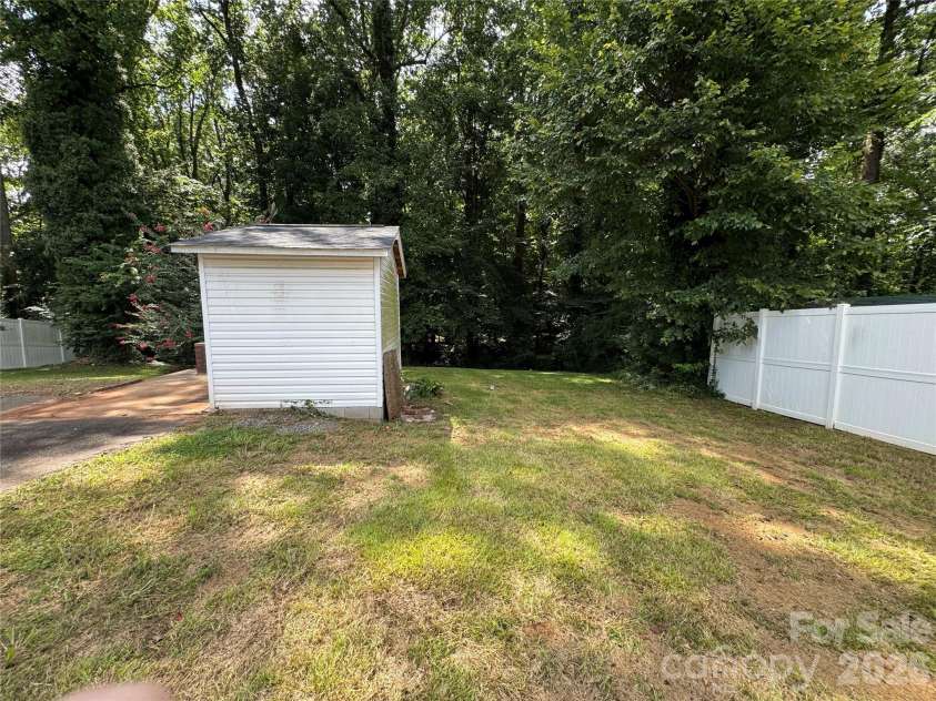 6233 Donna Drive, Charlotte, NC 28213.  MLS# CAR4413001, YatesRealty ID 42793. 