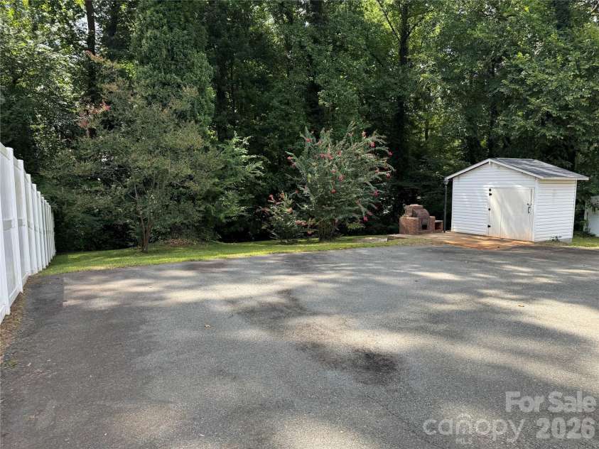 6233 Donna Drive, Charlotte, NC 28213.  MLS# CAR4413001, YatesRealty ID 42793. 