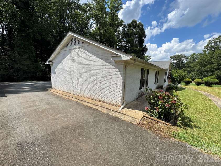 6233 Donna Drive, Charlotte, NC 28213.  MLS# CAR4413001, YatesRealty ID 42793. 