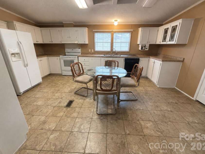 3557 Gladden Drive, Lincolnton, NC 28092.  MLS# CAR4413116, YatesRealty ID 42796. Huge kitchen