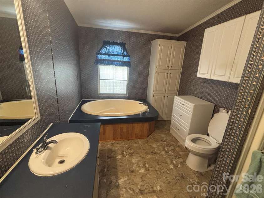 3557 Gladden Drive, Lincolnton, NC 28092.  MLS# CAR4413116, YatesRealty ID 42796. Primary, private bath