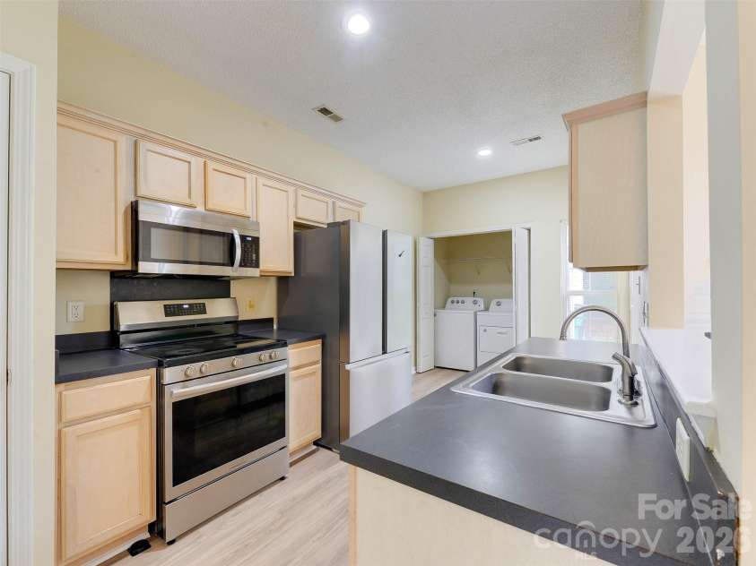9128 Treyburn Drive, Charlotte, NC 28216.  MLS# CAR4412916, YatesRealty ID 42797. Kitchen