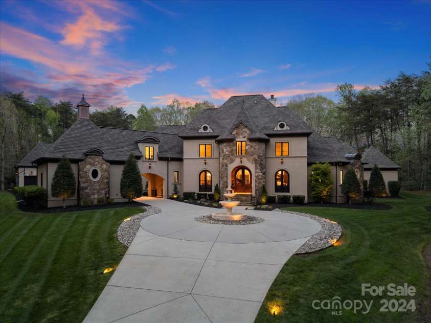 9044 Island Point Road, Charlotte, NC 28278.  MLS# CAR4135509, YatesRealty ID 428. Front view of the home