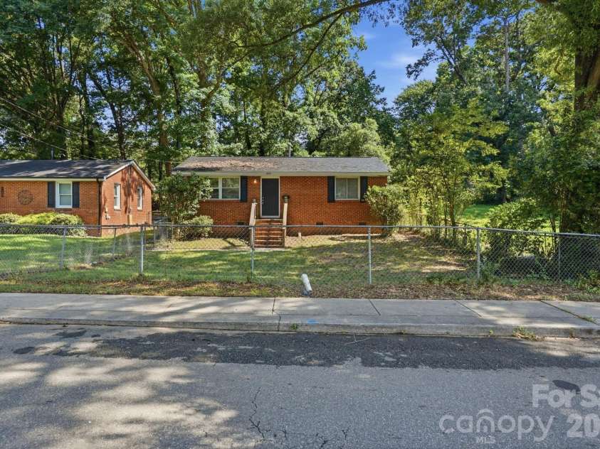 1805 Purser Drive, Charlotte, NC 28215.  MLS# CAR4412286, YatesRealty ID 42804. 
