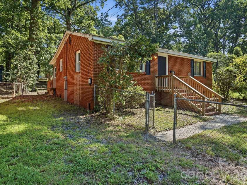1805 Purser Drive, Charlotte, NC 28215.  MLS# CAR4412286, YatesRealty ID 42804. 