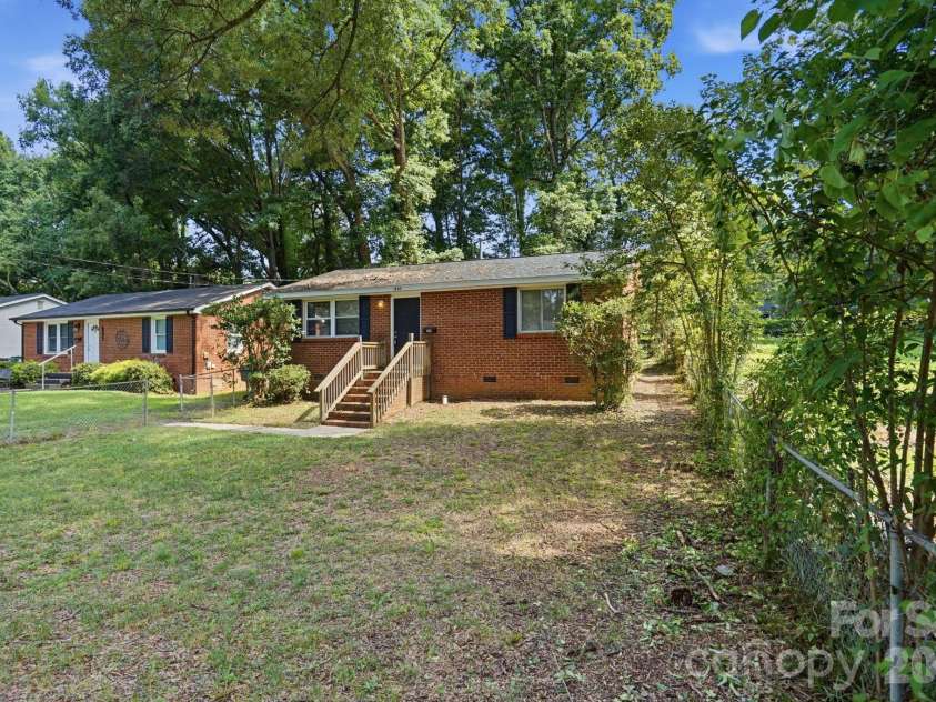 1805 Purser Drive, Charlotte, NC 28215.  MLS# CAR4412286, YatesRealty ID 42804. 