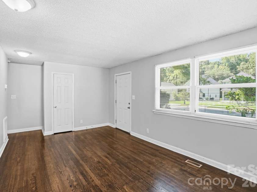 1805 Purser Drive, Charlotte, NC 28215.  MLS# CAR4412286, YatesRealty ID 42804. 