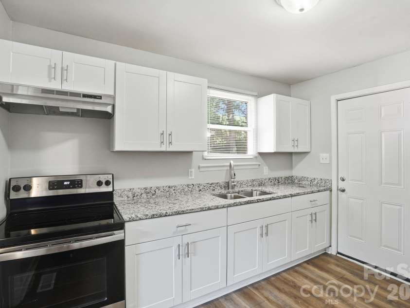 1805 Purser Drive, Charlotte, NC 28215.  MLS# CAR4412286, YatesRealty ID 42804. 