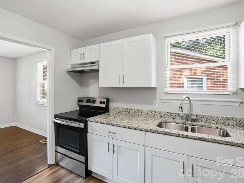 1805 Purser Drive, Charlotte, NC 28215.  MLS# CAR4412286, YatesRealty ID 42804. 