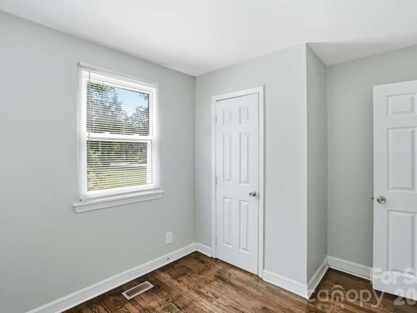 1805 Purser Drive, Charlotte, NC 28215.  MLS# CAR4412286, YatesRealty ID 42804. 