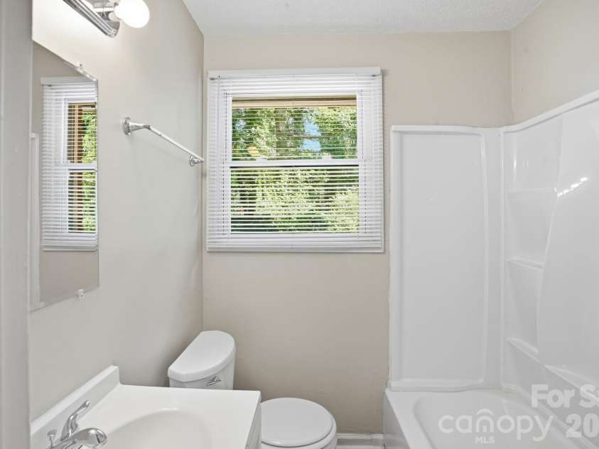 1805 Purser Drive, Charlotte, NC 28215.  MLS# CAR4412286, YatesRealty ID 42804. 