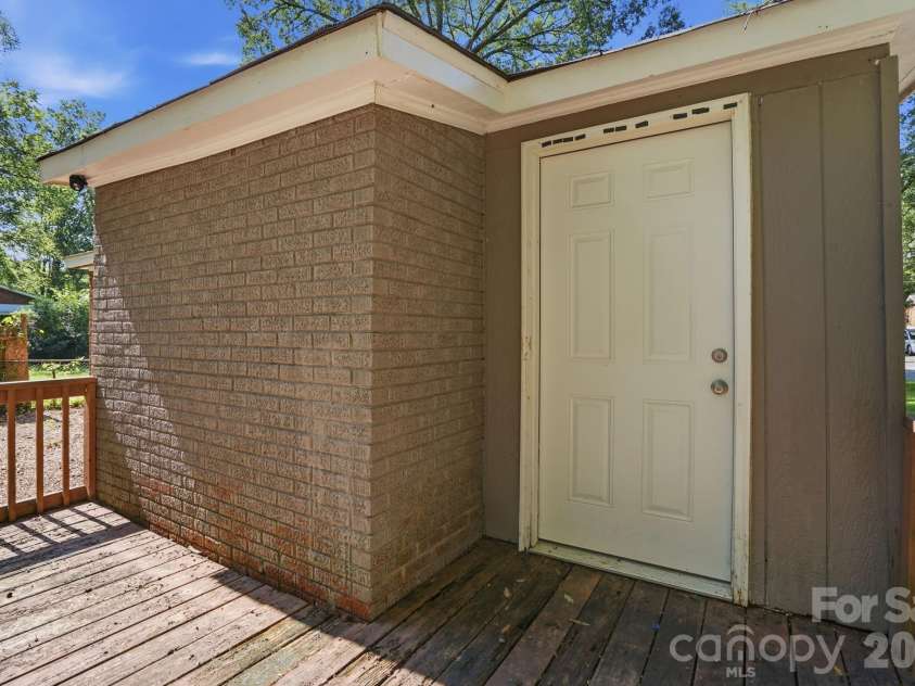 1805 Purser Drive, Charlotte, NC 28215.  MLS# CAR4412286, YatesRealty ID 42804. 