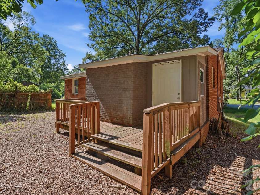 1805 Purser Drive, Charlotte, NC 28215.  MLS# CAR4412286, YatesRealty ID 42804. 
