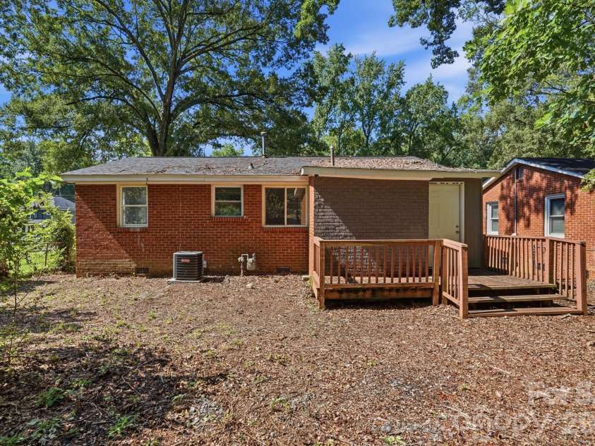 1805 Purser Drive, Charlotte, NC 28215.  MLS# CAR4412286, YatesRealty ID 42804. 