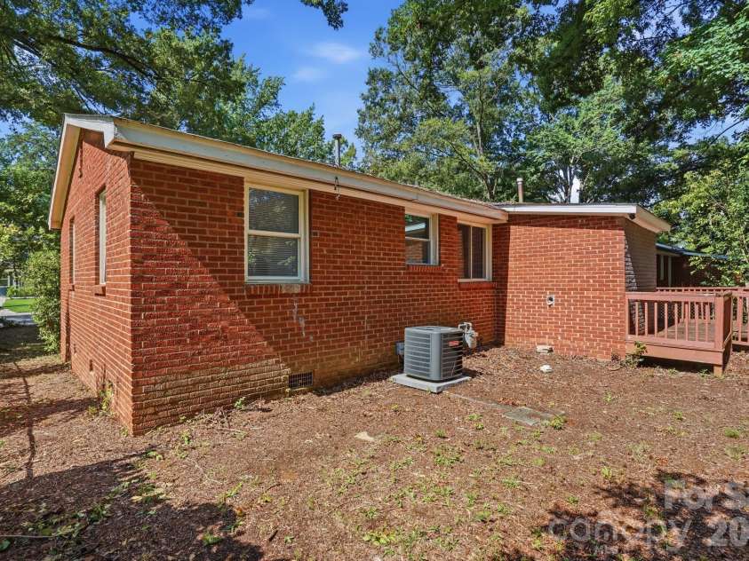 1805 Purser Drive, Charlotte, NC 28215.  MLS# CAR4412286, YatesRealty ID 42804. 