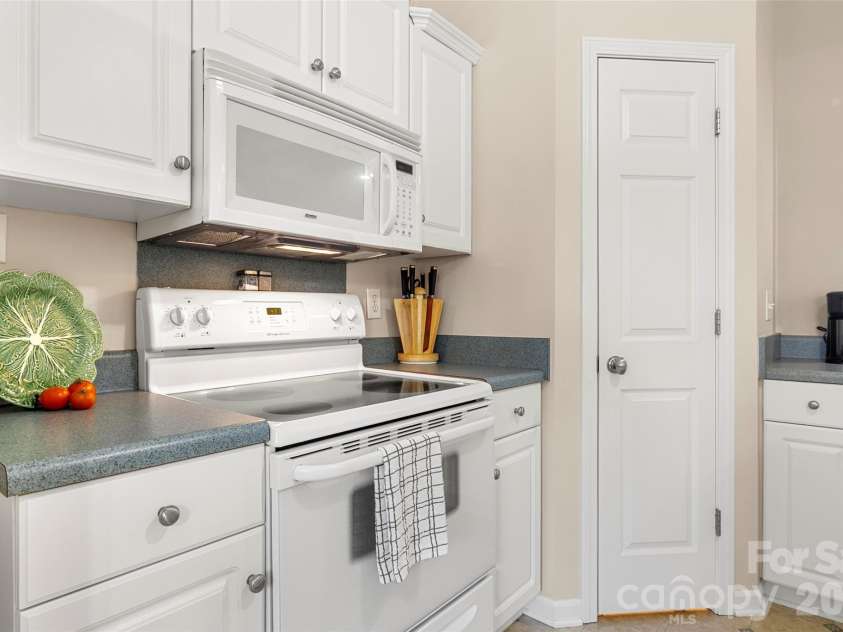 4603 Brewington Parkway, Rock Hill, SC 29732.  MLS# CAR4411017, YatesRealty ID 42806. Kitchen, walk-in pantry