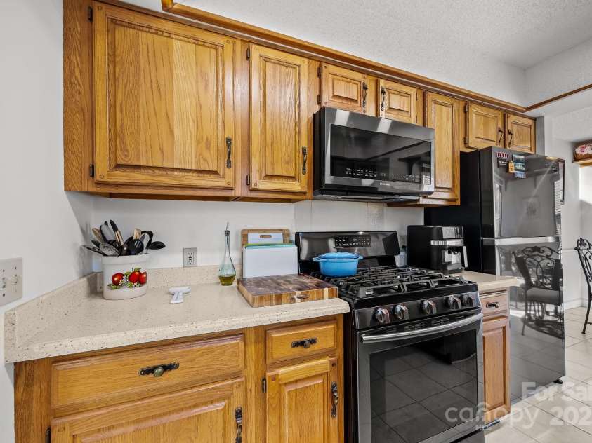 402 Laurel Oak Lane, Hendersonville, NC 28791.  MLS# CAR4220237, YatesRealty ID 4281. Quality Gas Range! with micro above.