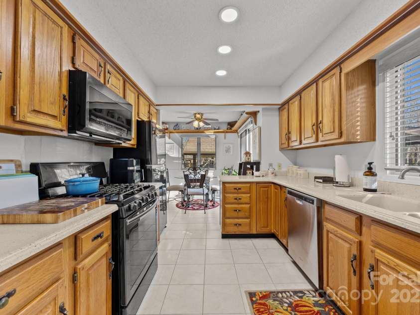 402 Laurel Oak Lane, Hendersonville, NC 28791.  MLS# CAR4220237, YatesRealty ID 4281. Sleek kitchen with breakfast nook