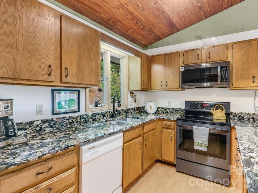 38 Bee Tree Lane, Mars Hill, NC 28754.  MLS# CAR4403271, YatesRealty ID 42812. 