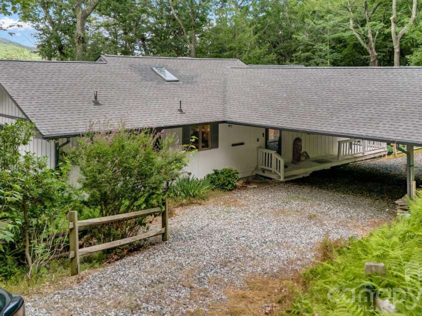 38 Bee Tree Lane, Mars Hill, NC 28754.  MLS# CAR4403271, YatesRealty ID 42812. Circular Driveway