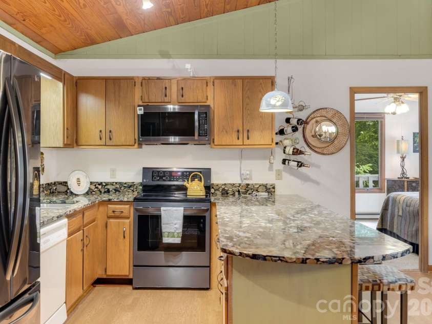 38 Bee Tree Lane, Mars Hill, NC 28754.  MLS# CAR4403271, YatesRealty ID 42812. Kitchen