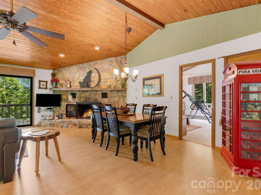 38 Bee Tree Lane, Mars Hill, NC 28754.  MLS# CAR4403271, YatesRealty ID 42812. Split floorplan
