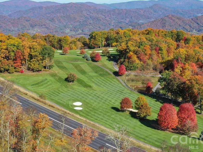 81 Stoney Falls Loop, Burnsville, NC 28714.  MLS# CAR4413097, YatesRealty ID 42820. 18-HOLE GOLF COURSE