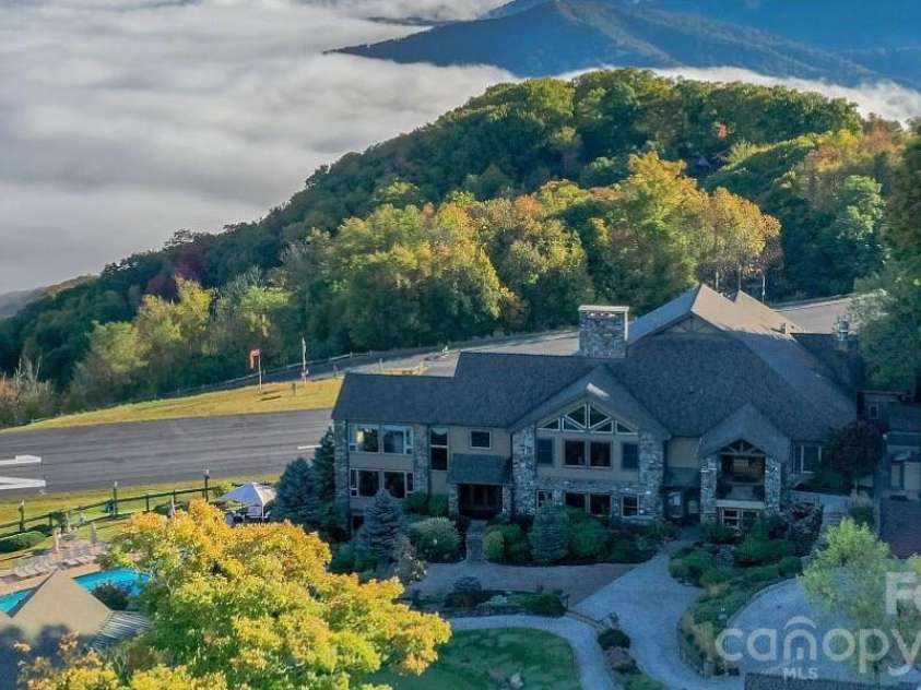 81 Stoney Falls Loop, Burnsville, NC 28714.  MLS# CAR4413097, YatesRealty ID 42820. CLUBHOUSE
