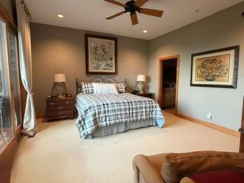 81 Stoney Falls Loop, Burnsville, NC 28714.  MLS# CAR4413097, YatesRealty ID 42820. PRIMARY BDRM W/ENSUITE - MAIN LEVEL