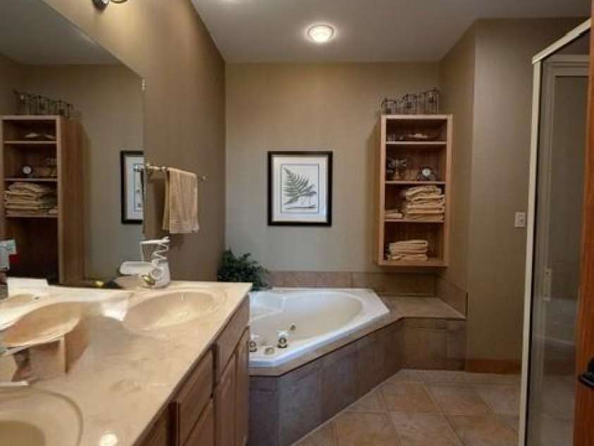 81 Stoney Falls Loop, Burnsville, NC 28714.  MLS# CAR4413097, YatesRealty ID 42820. PRIMARY ENSUITE - MAIN
