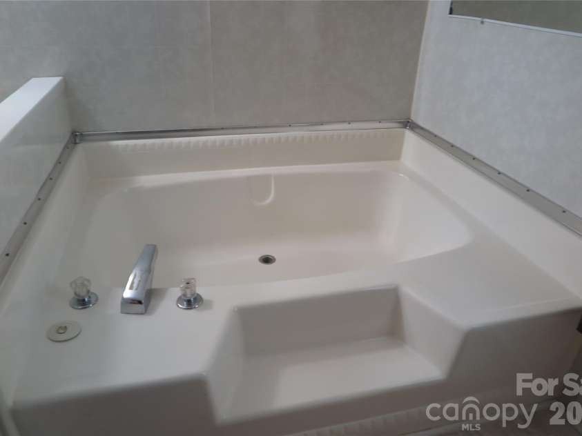 1042 Bexley Lane, Lincolnton, NC 28092.  MLS# CAR4413078, YatesRealty ID 42821. 