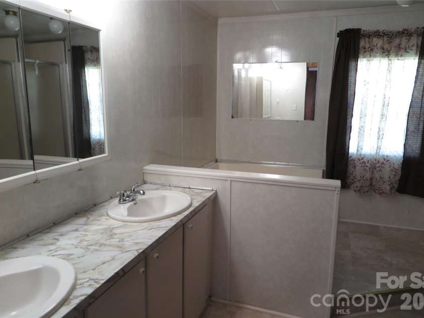1042 Bexley Lane, Lincolnton, NC 28092.  MLS# CAR4413078, YatesRealty ID 42821. 