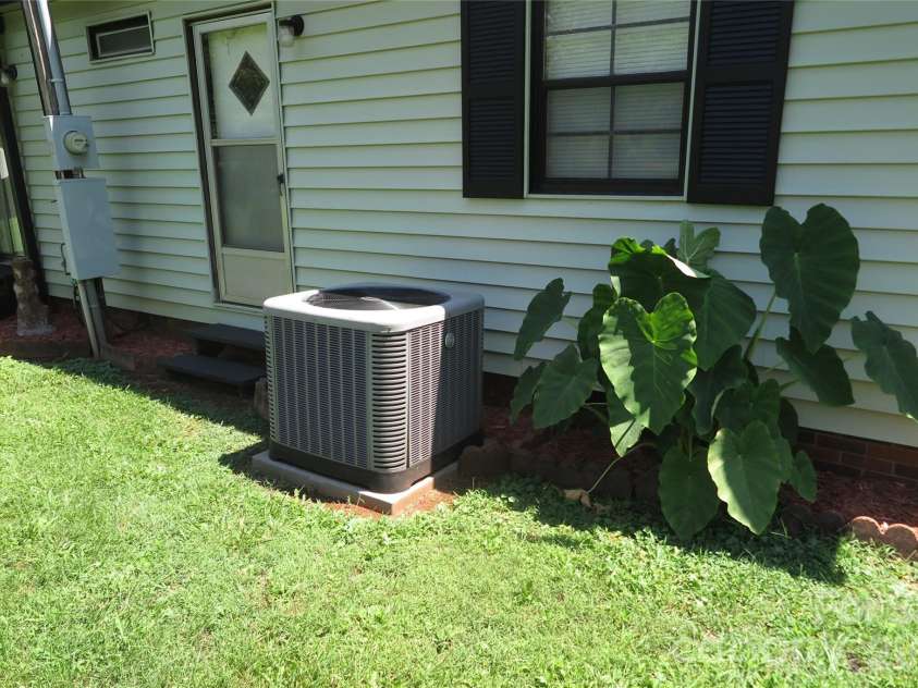1042 Bexley Lane, Lincolnton, NC 28092.  MLS# CAR4413078, YatesRealty ID 42821. 
