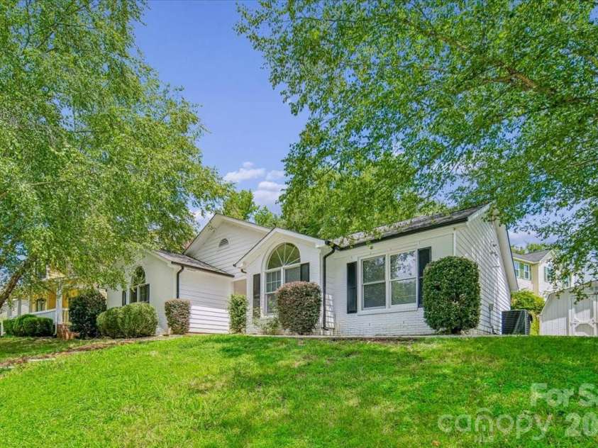 8012 Cadmium Court, Charlotte, NC 28215.  MLS# CAR4413036, YatesRealty ID 42822. 