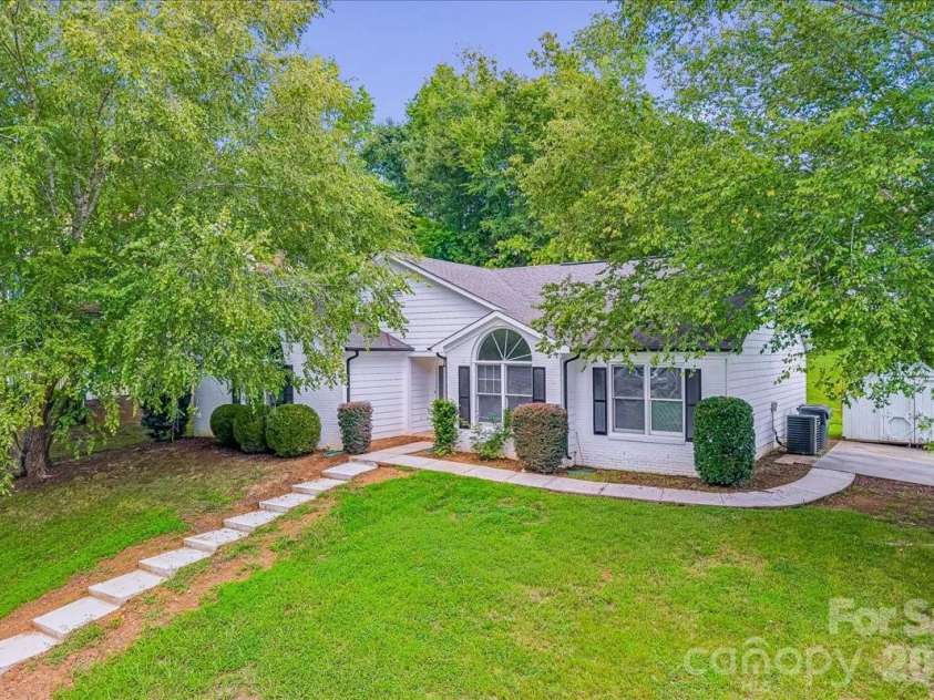 8012 Cadmium Court, Charlotte, NC 28215.  MLS# CAR4413036, YatesRealty ID 42822. 
