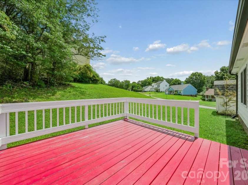 8012 Cadmium Court, Charlotte, NC 28215.  MLS# CAR4413036, YatesRealty ID 42822. 