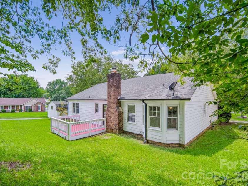 8012 Cadmium Court, Charlotte, NC 28215.  MLS# CAR4413036, YatesRealty ID 42822. 