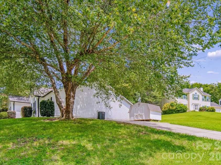 8012 Cadmium Court, Charlotte, NC 28215.  MLS# CAR4413036, YatesRealty ID 42822. 