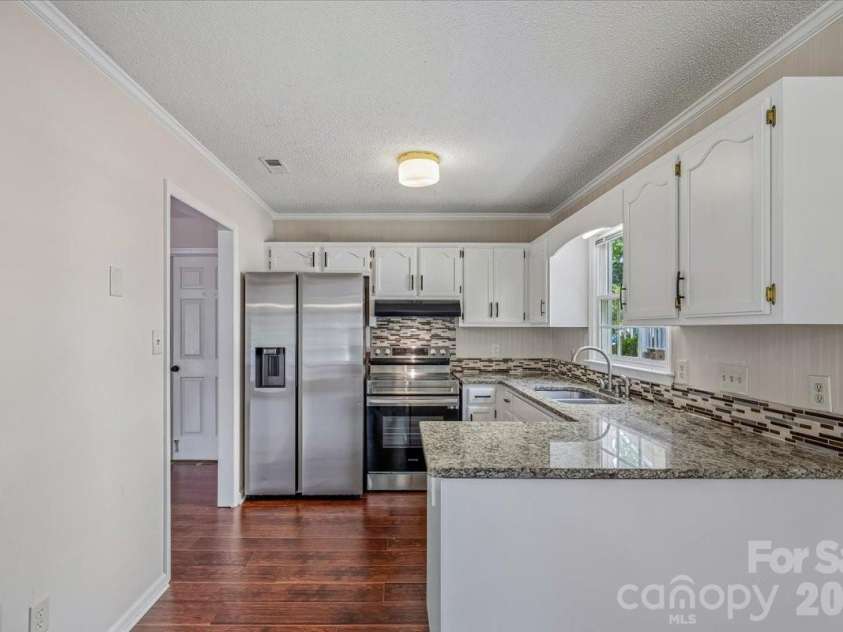 8012 Cadmium Court, Charlotte, NC 28215.  MLS# CAR4413036, YatesRealty ID 42822. Kitchen