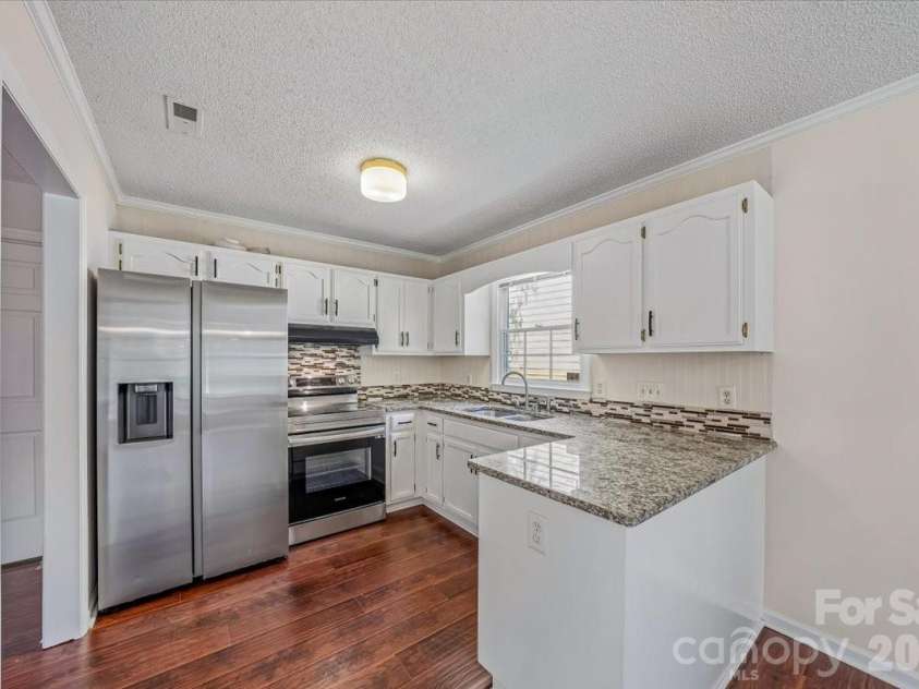 8012 Cadmium Court, Charlotte, NC 28215.  MLS# CAR4413036, YatesRealty ID 42822. Kitchen
