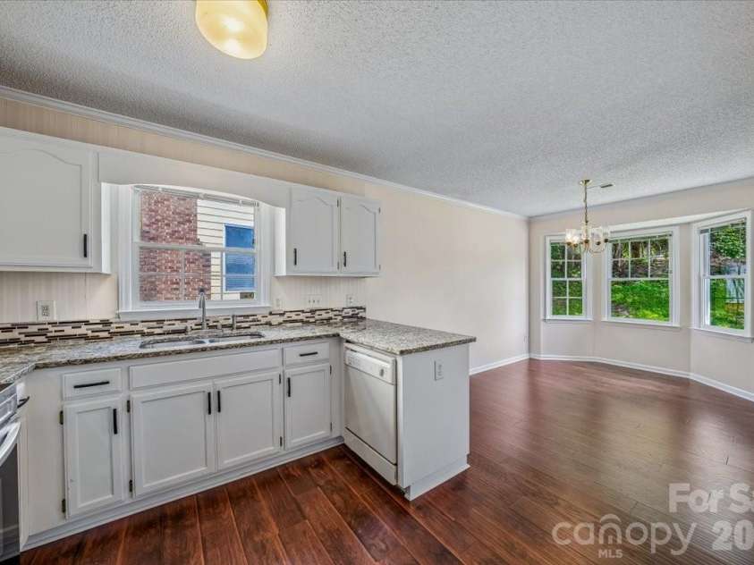 8012 Cadmium Court, Charlotte, NC 28215.  MLS# CAR4413036, YatesRealty ID 42822. Kitchen / dining area