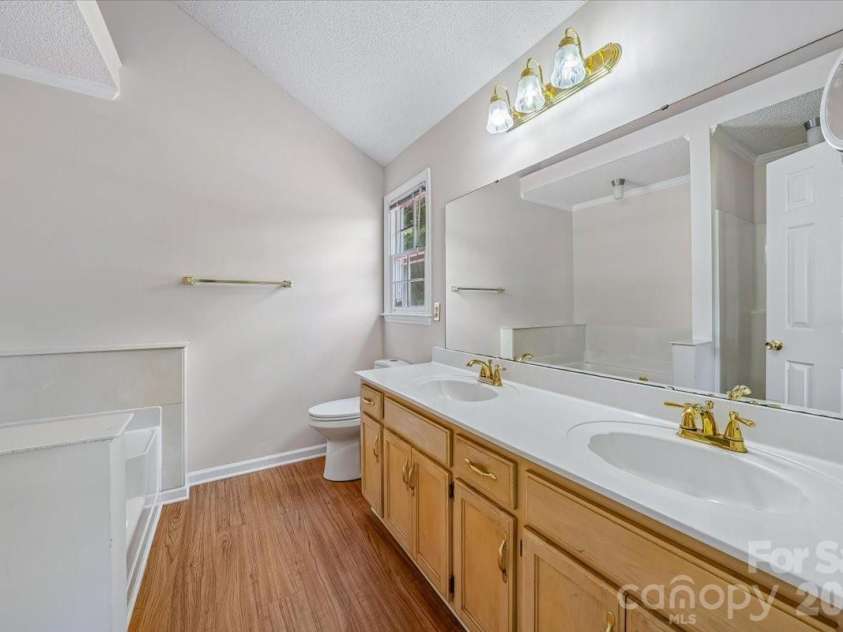 8012 Cadmium Court, Charlotte, NC 28215.  MLS# CAR4413036, YatesRealty ID 42822. Primary bathroom