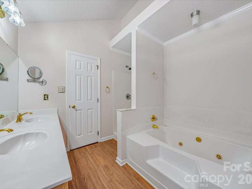 8012 Cadmium Court, Charlotte, NC 28215.  MLS# CAR4413036, YatesRealty ID 42822. Primary bathroom
