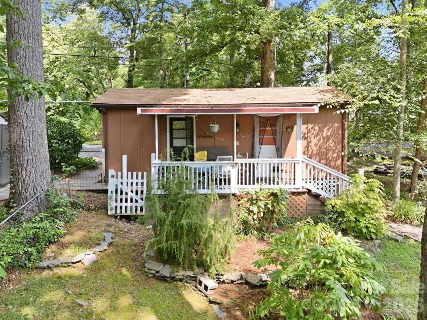 1925 Laurel Park Highway, Hendersonville, NC 28739.  MLS# CAR4410805, YatesRealty ID 42830. 