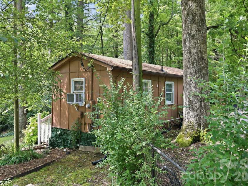 1925 Laurel Park Highway, Hendersonville, NC 28739.  MLS# CAR4410805, YatesRealty ID 42830. 