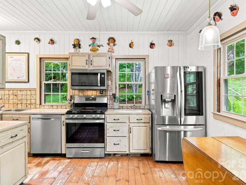 1925 Laurel Park Highway, Hendersonville, NC 28739.  MLS# CAR4410805, YatesRealty ID 42830. What a kitchen!